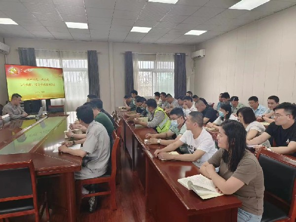 【理論宣講】鑫巖石料開展“統(tǒng)一思想，為實(shí)現(xiàn)工業(yè)倍增、項(xiàng)目突破增磚添瓦”宣講活動(dòng)